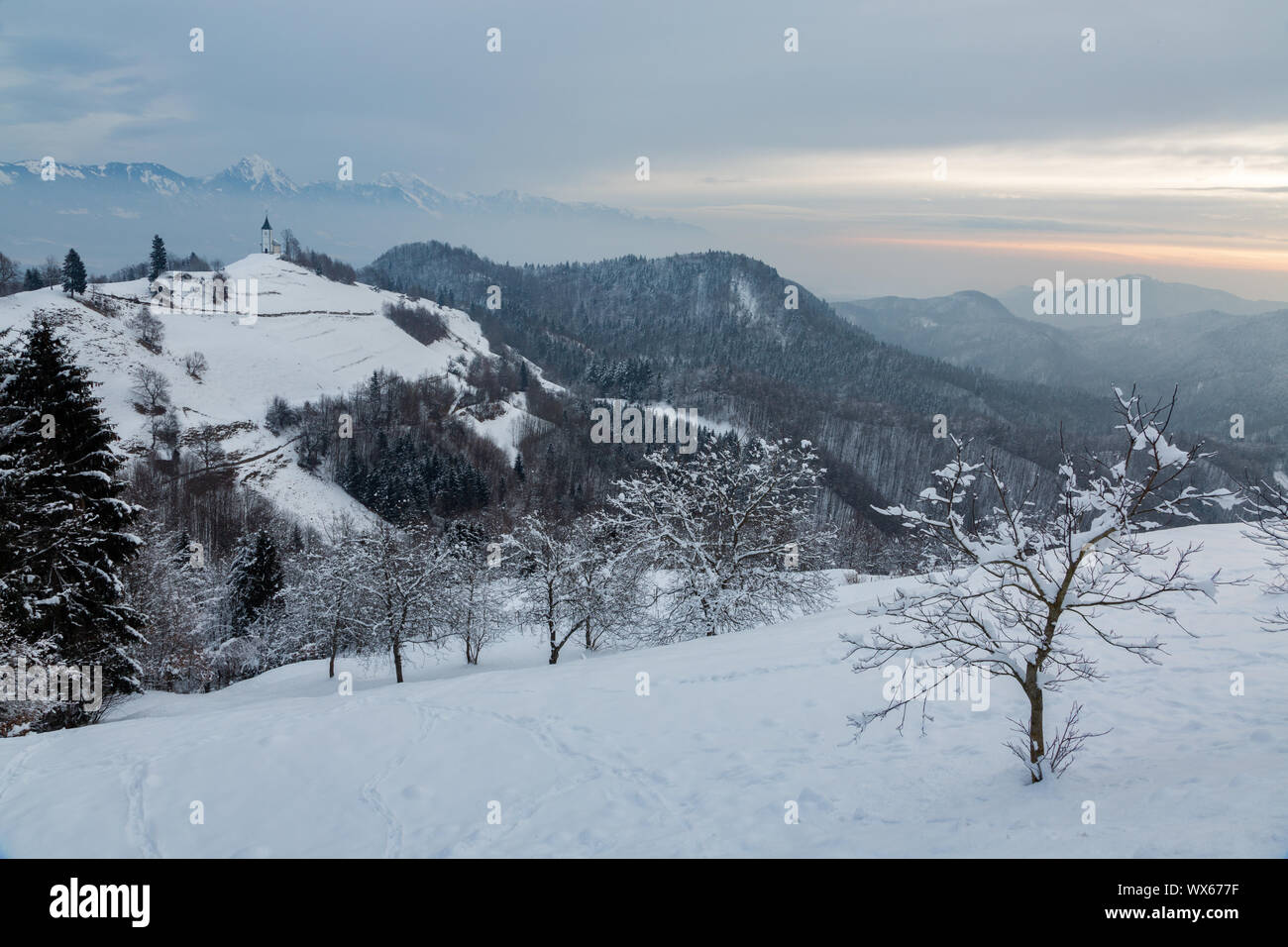 Jamnik Kirche der Hll. Primus und Felician am Morgen im Winter, auf einem Hügel auf der Jelovica Plateau, Slowenien thront. Stockfoto