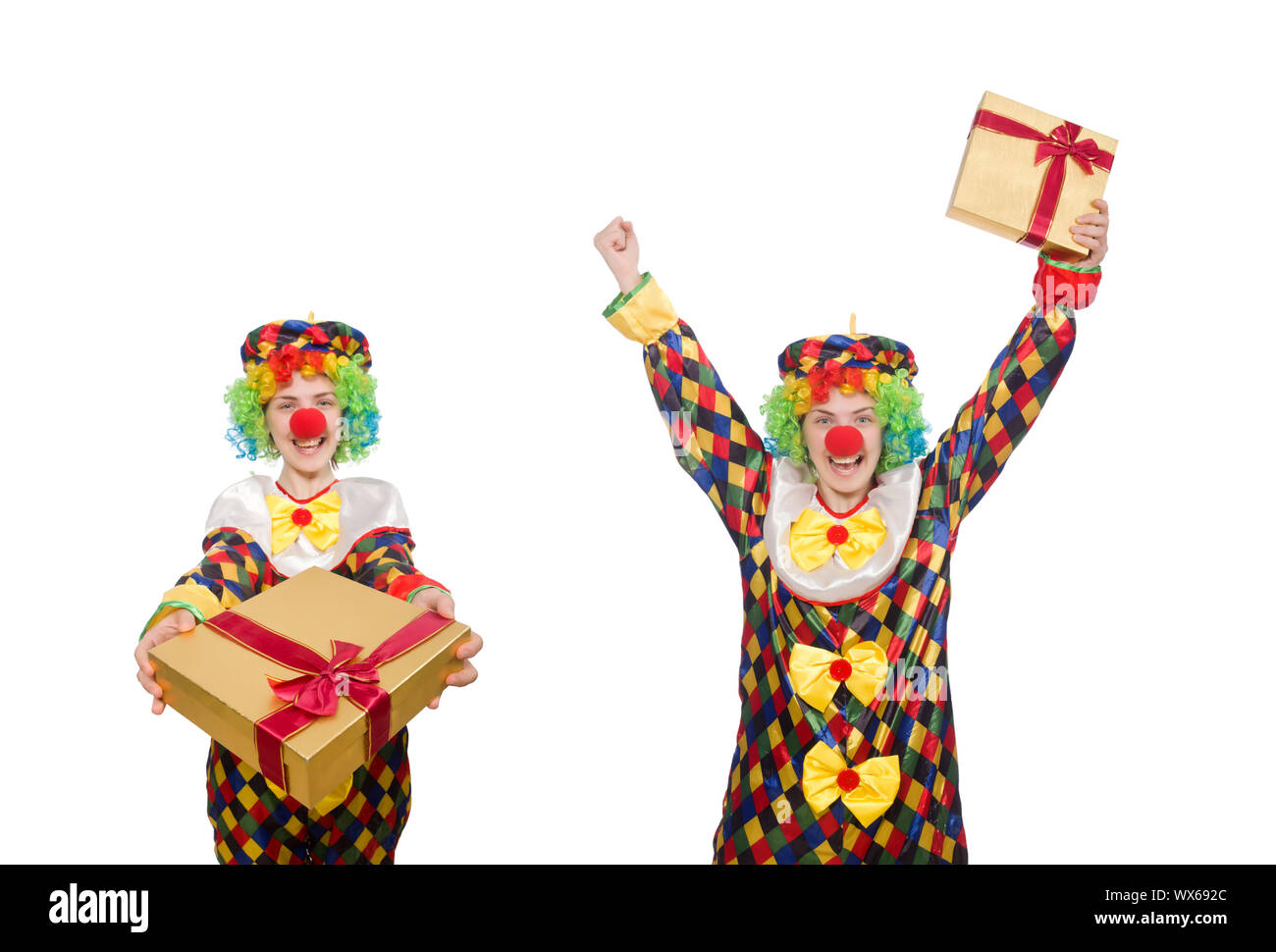 Clown mit Geschenkbox isoliert auf weiss Stockfoto
