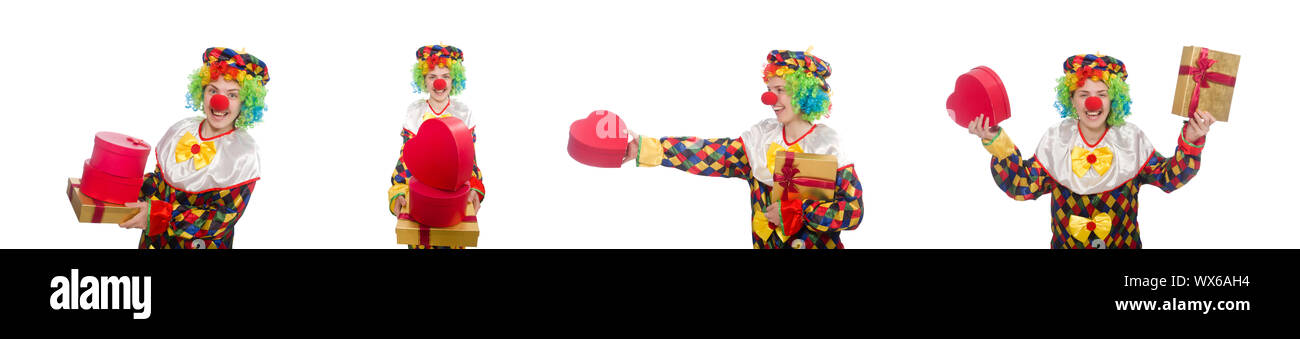 Clown mit Geschenkbox isoliert auf weiss Stockfoto