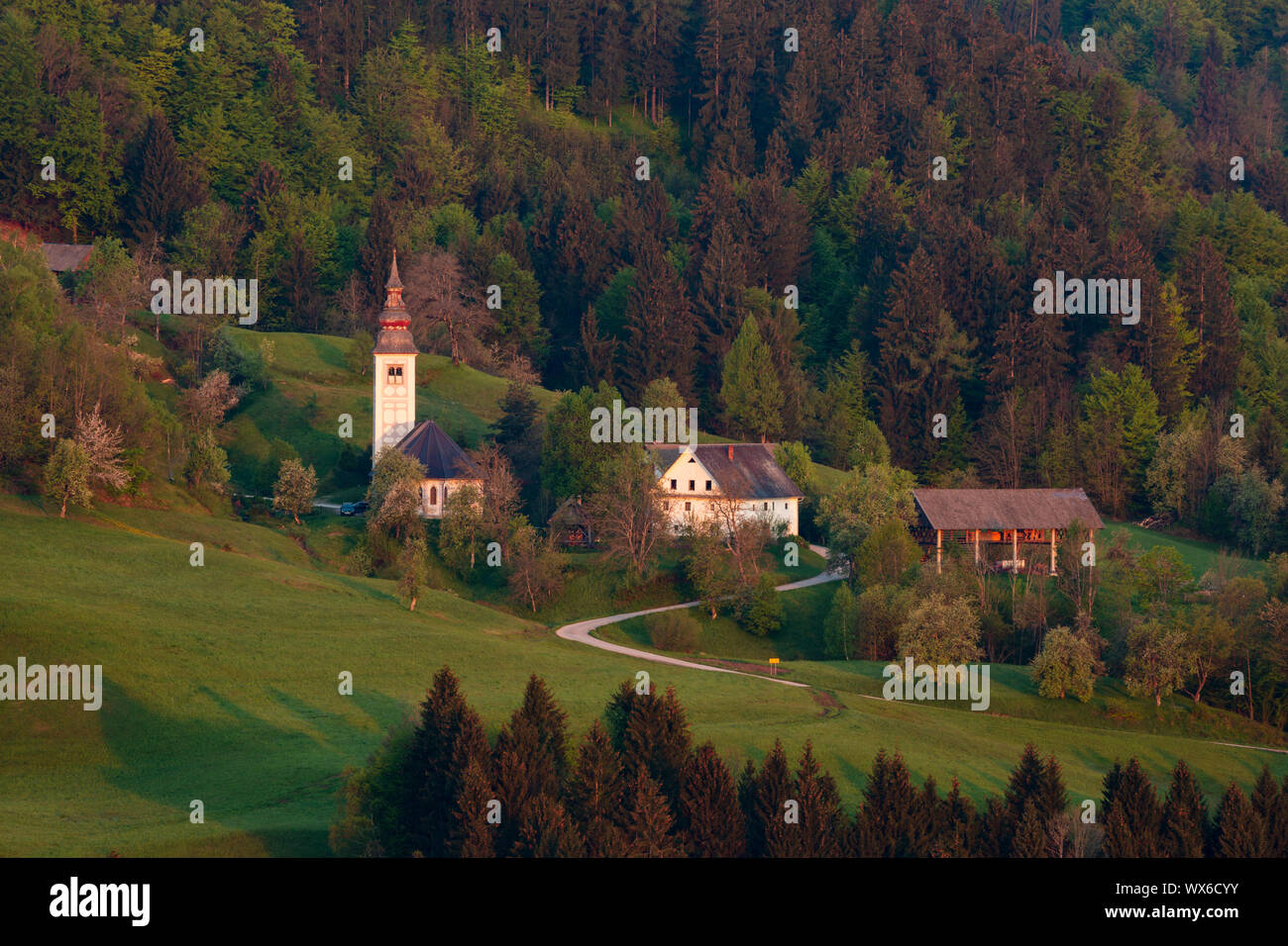 Valentinstag Kirche an Jarčje Brdo, aus Rantovše Hügel gesehen, einer kleinen Siedlung in der Skofja Loka, Slowenien. Stockfoto