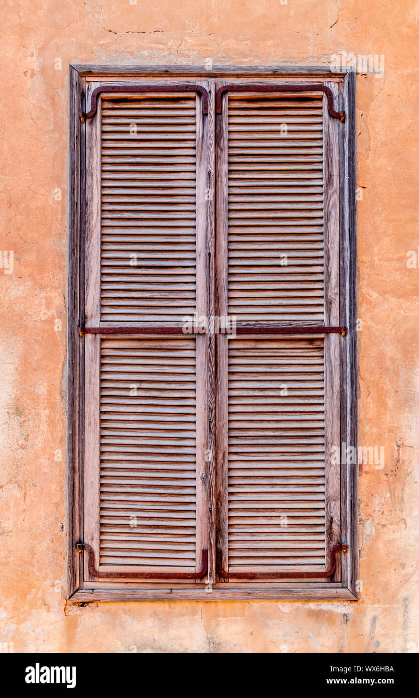 Windows mit alten hölzernen Fensterläden, architektonisches Detail Stockfoto
