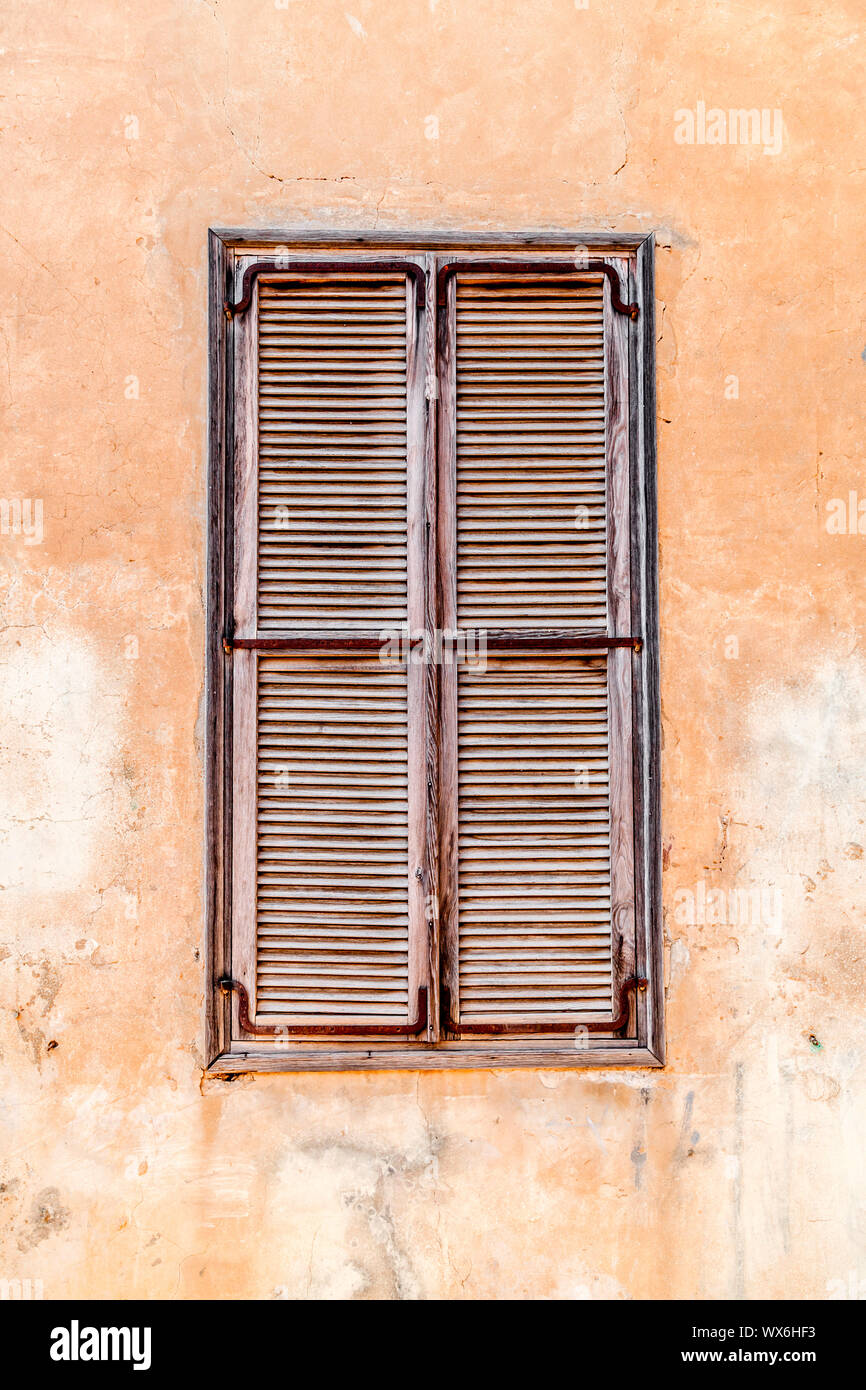 Windows mit alten hölzernen Fensterläden, architektonisches Detail Stockfoto