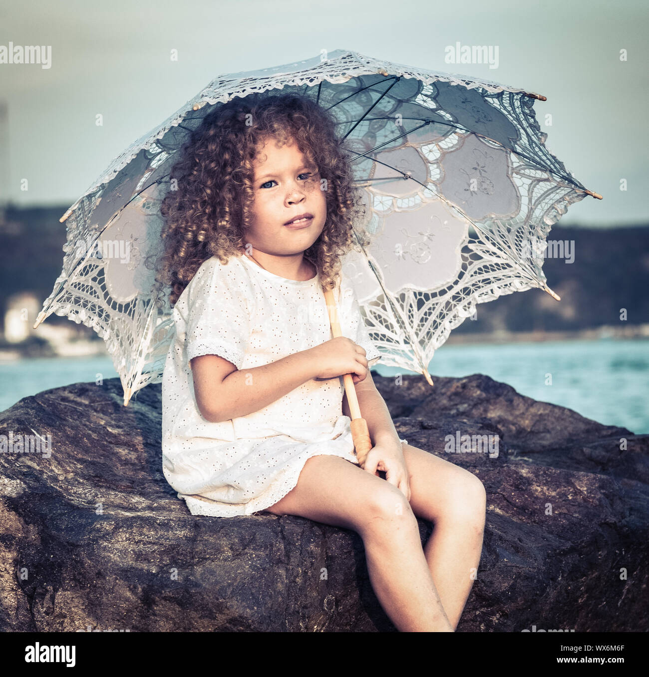 Kleines Mädchen mit Regenschirm Stockfoto