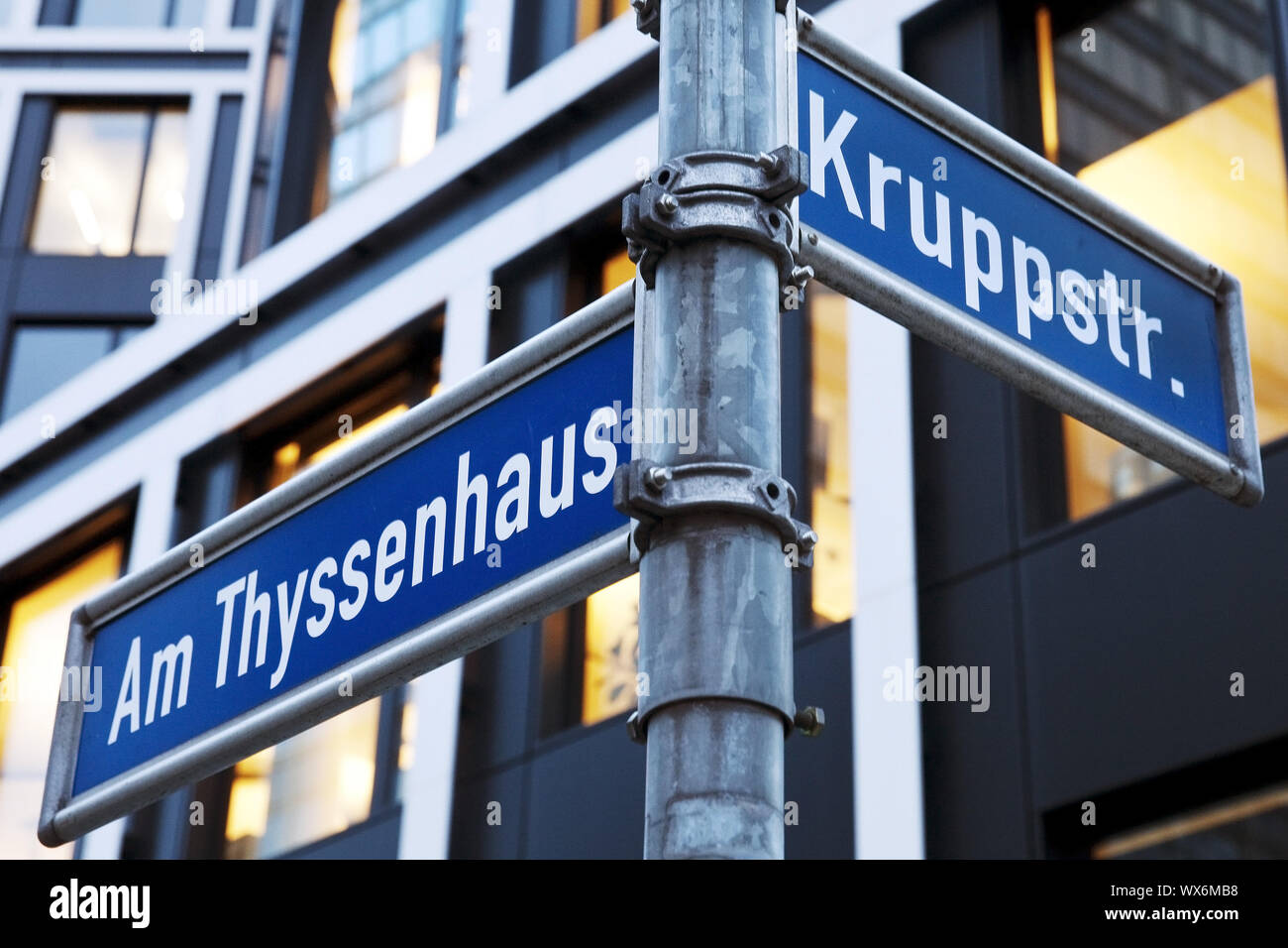Straßennamenschilder Am Thyssenhaus und Kruppstr., Essen, Ruhrgebiet, Essen, Deutschland, Europa Stockfoto