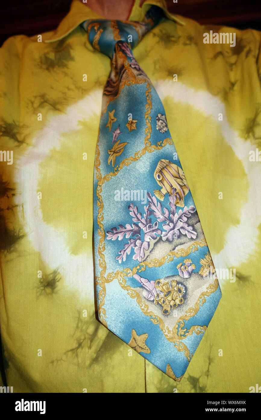 Trendy faux pas-bunte Krawatte und batic Shirt Stockfoto