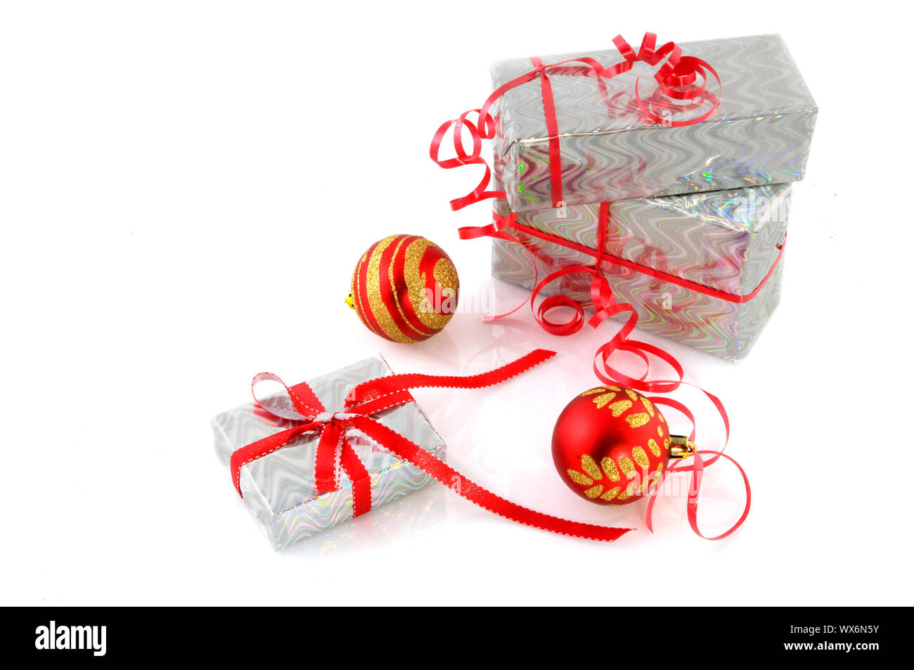 Silber Weihnachtsgeschenke mit roten Kugeln Stockfoto