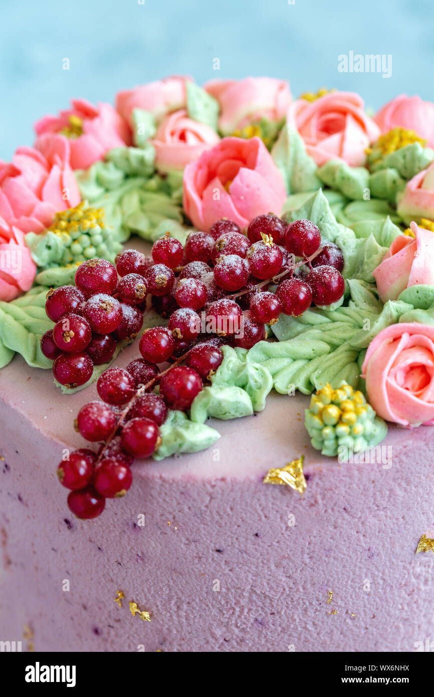 Einrichtung der Kuchen zum Geburtstag. Stockfoto