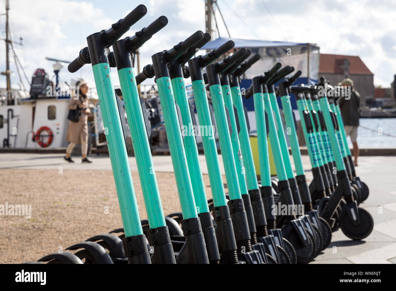 Elektroroller für Miete auf Havngade, Kopenhagen, Dänemark Stockfoto