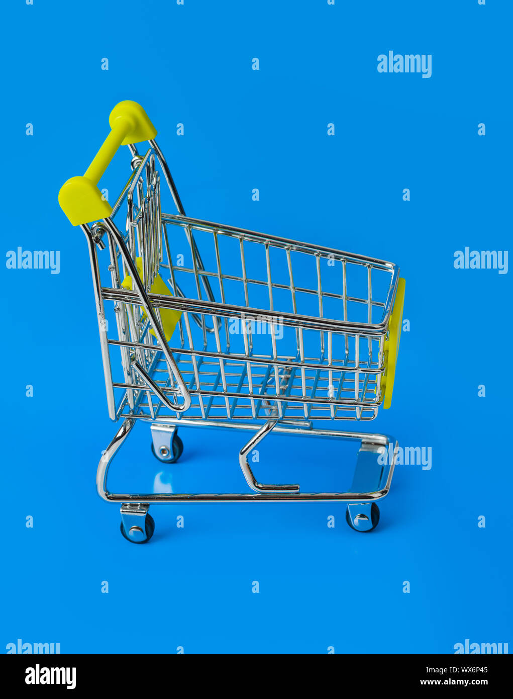 Ein spielzeug-einkaufskorb isoliert auf weißem hintergrund kunststoff- einkaufskorb nahaufnahme das konzept des einkaufens layout für einen  supermarkt