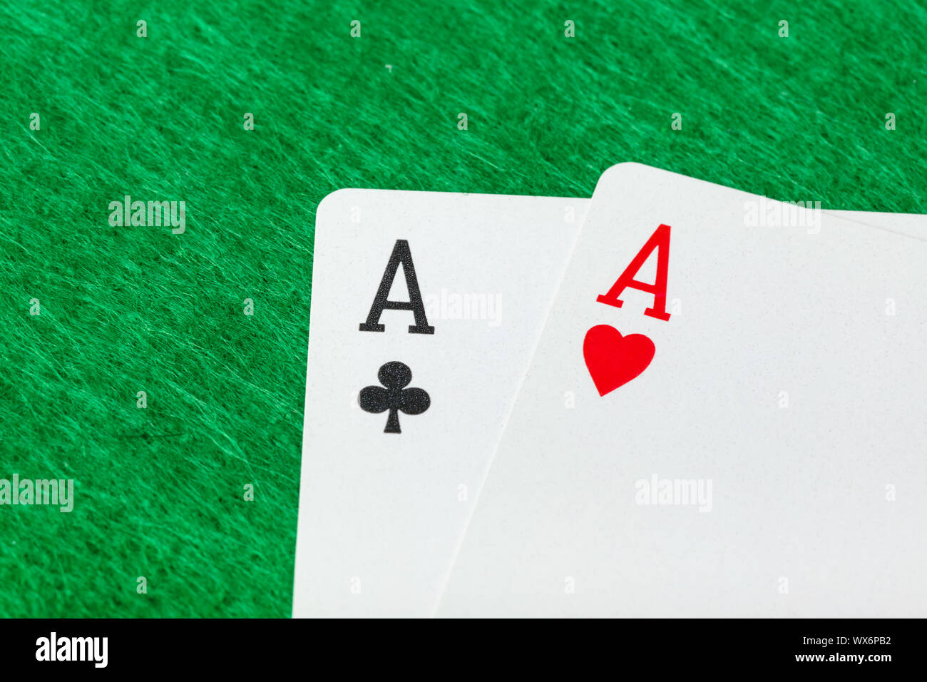 Casino Karten am grünen Tisch Stockfoto
