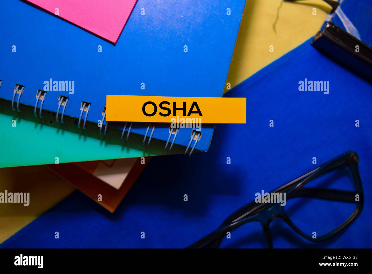 Sicherheit und Gesundheitsschutz am Arbeitsplatz (OSHA) auf Haftnotizen isoliert auf Büro Schreibtisch Hintergrund. Stockfoto