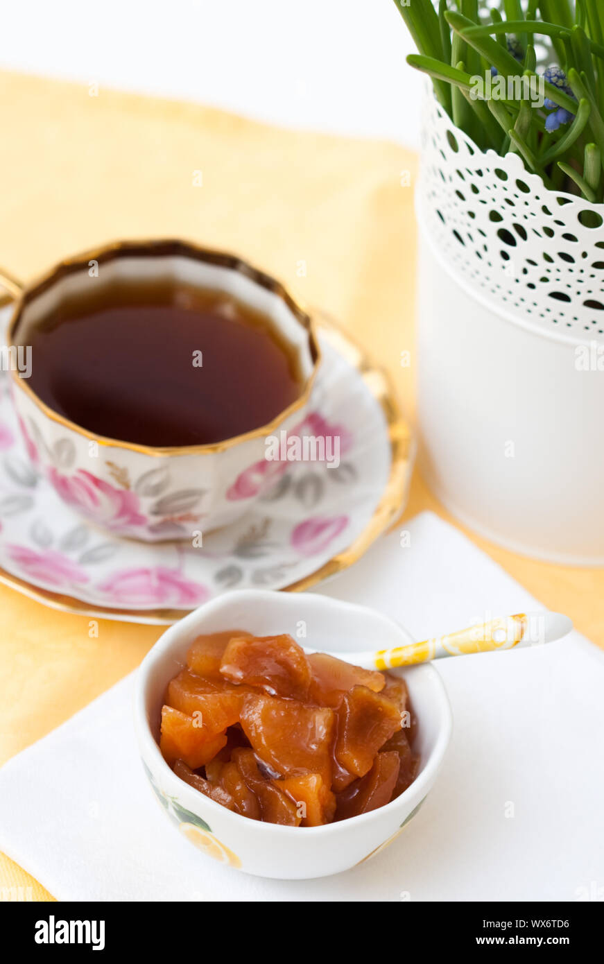 Eine Tasse Tee und Marmelade Stockfoto
