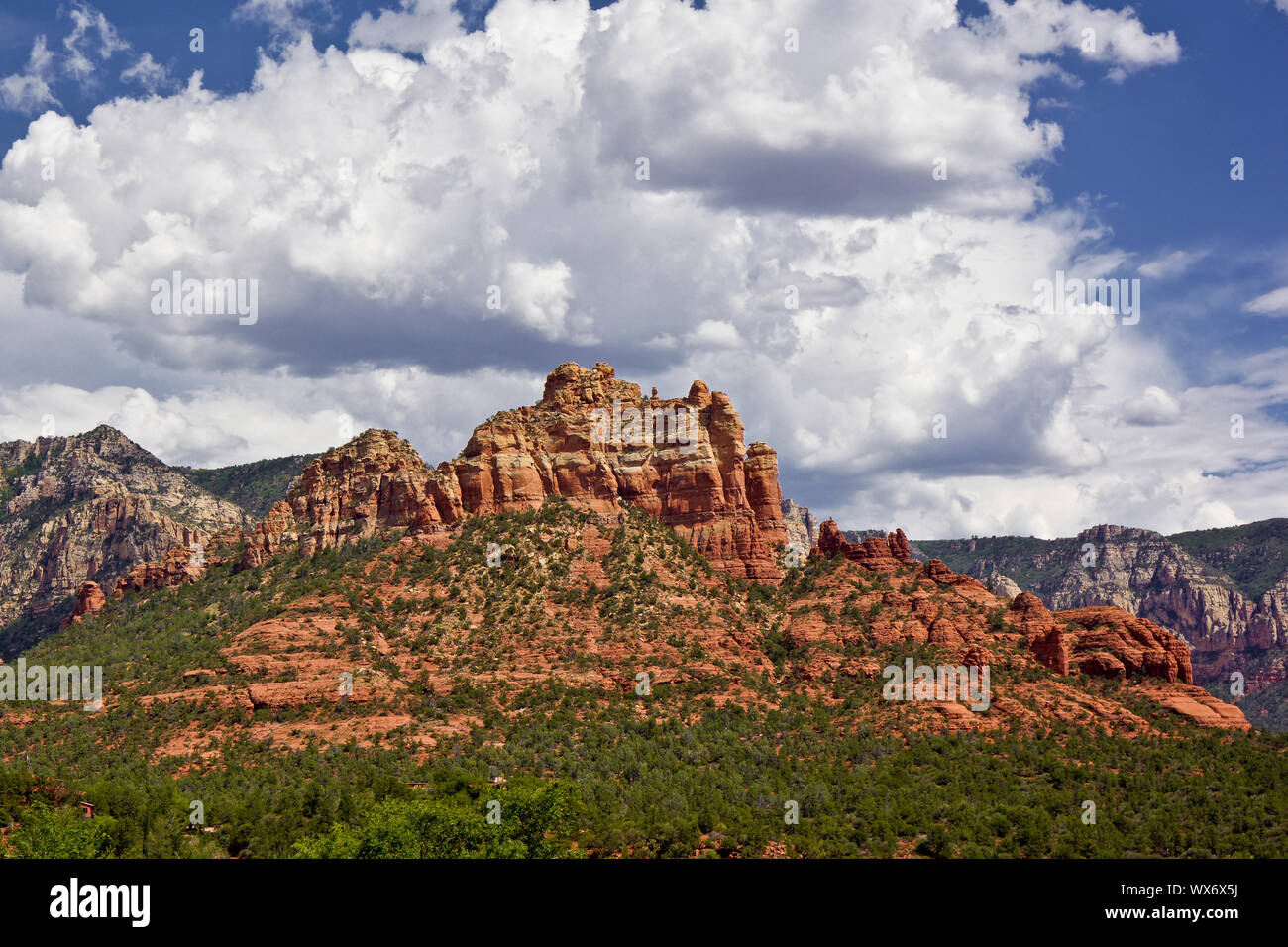 Red Rock Mountain und blauer Himmel mit Wolken Stockfoto