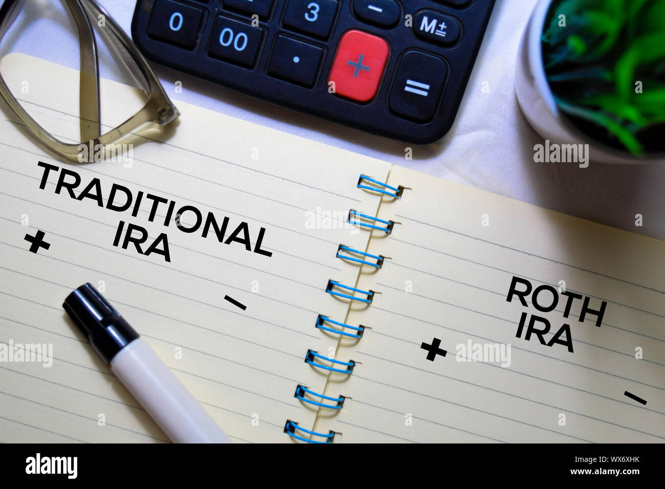 Traditionelle IRA und Roth IRA Text auf ein Buch über Büro Schreibtisch isoliert. Stockfoto Traditionelle IRA und Roth IRA Text auf ein Buch über Büro Schreibtisch isoliert. Stockfoto