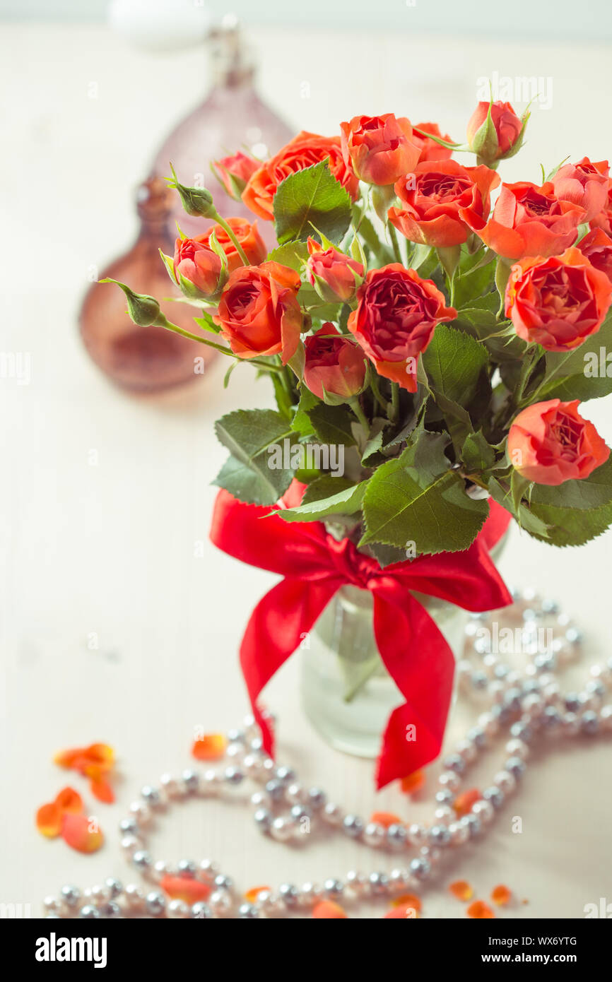 Orange Rosen in Vase Stockfoto