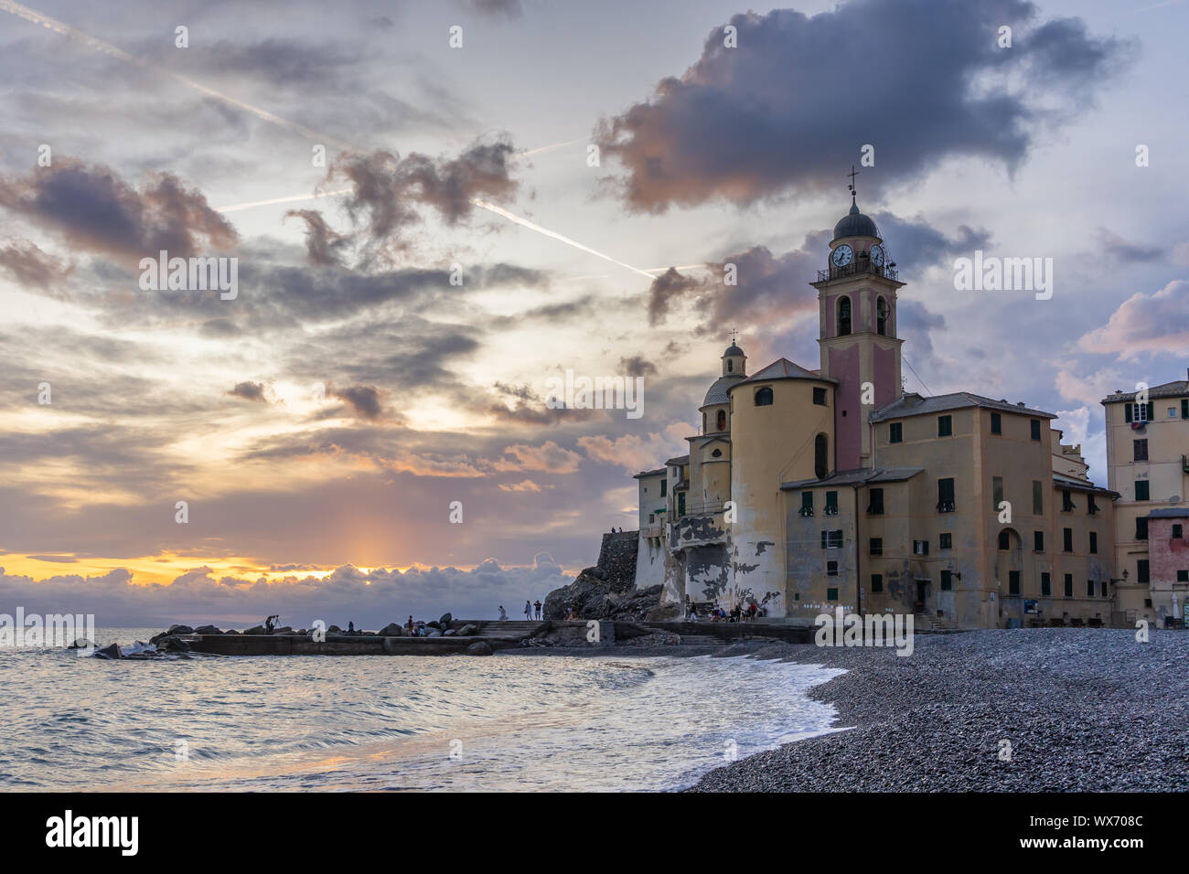 Kirche Santa Maria Assunta (Basilica di Santa Maria Assunta) entlang Camogli Strand bei Sonnenuntergang, Camogli, Ligurien, Italien Stockfoto