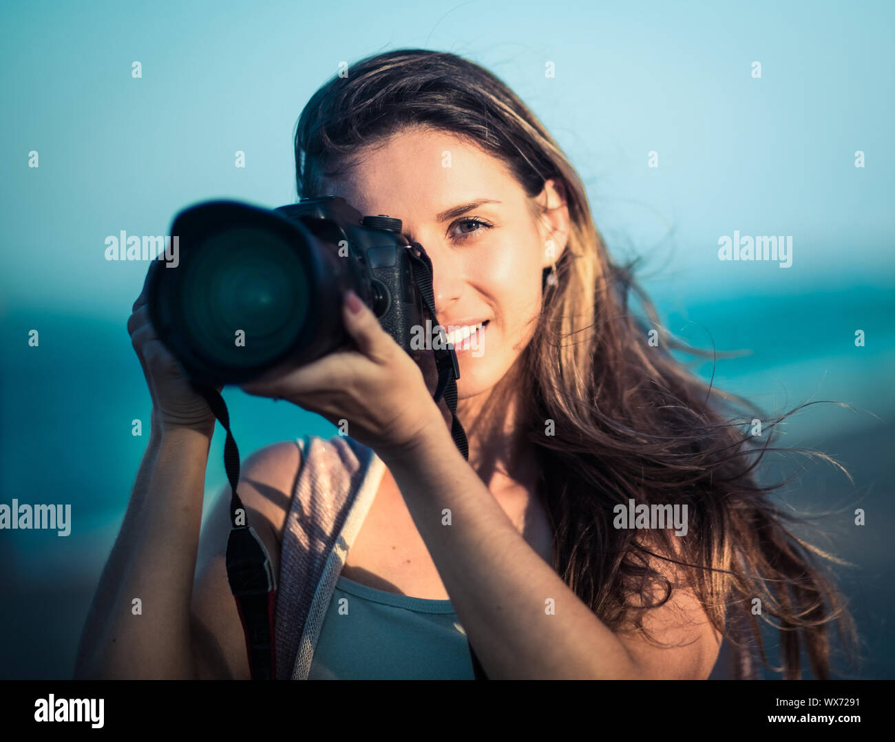 Porträt einer Frau, die Fotografin mit Kamera Stockfoto