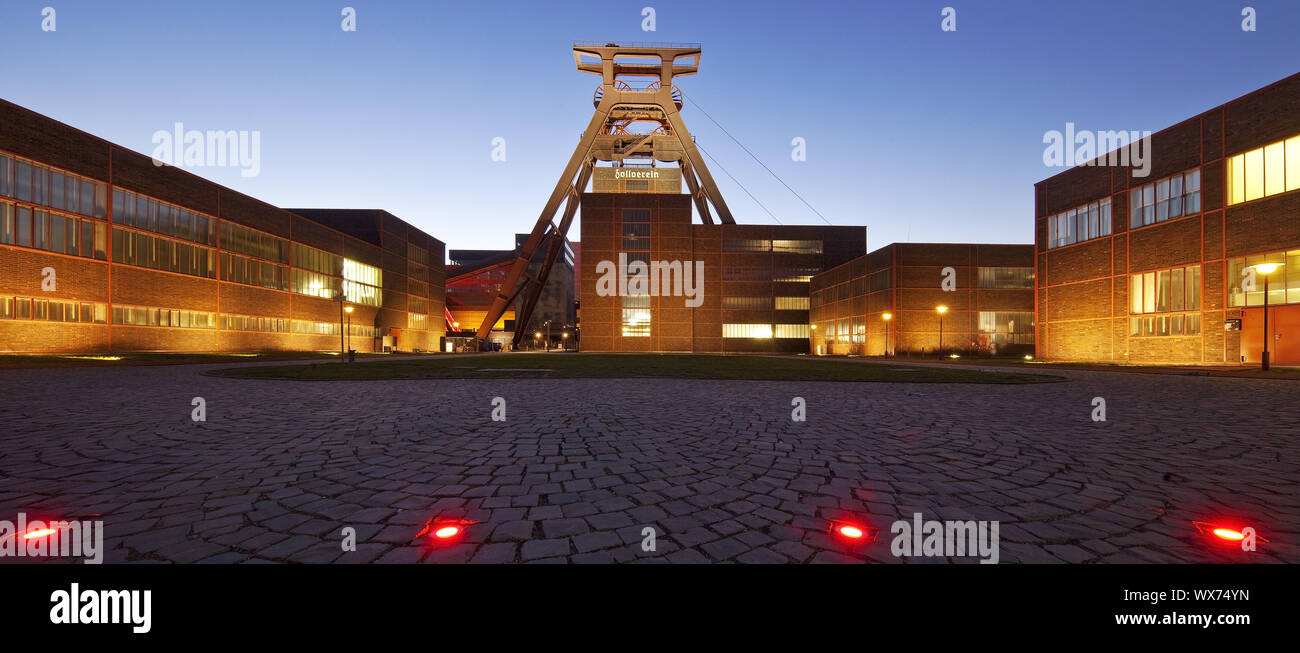 Kopfbedeckungen der Schacht XII der Zeche Zollverein am Abend, Essen, Ruhrgebiet, Essen, Deutschland, Europa Stockfoto