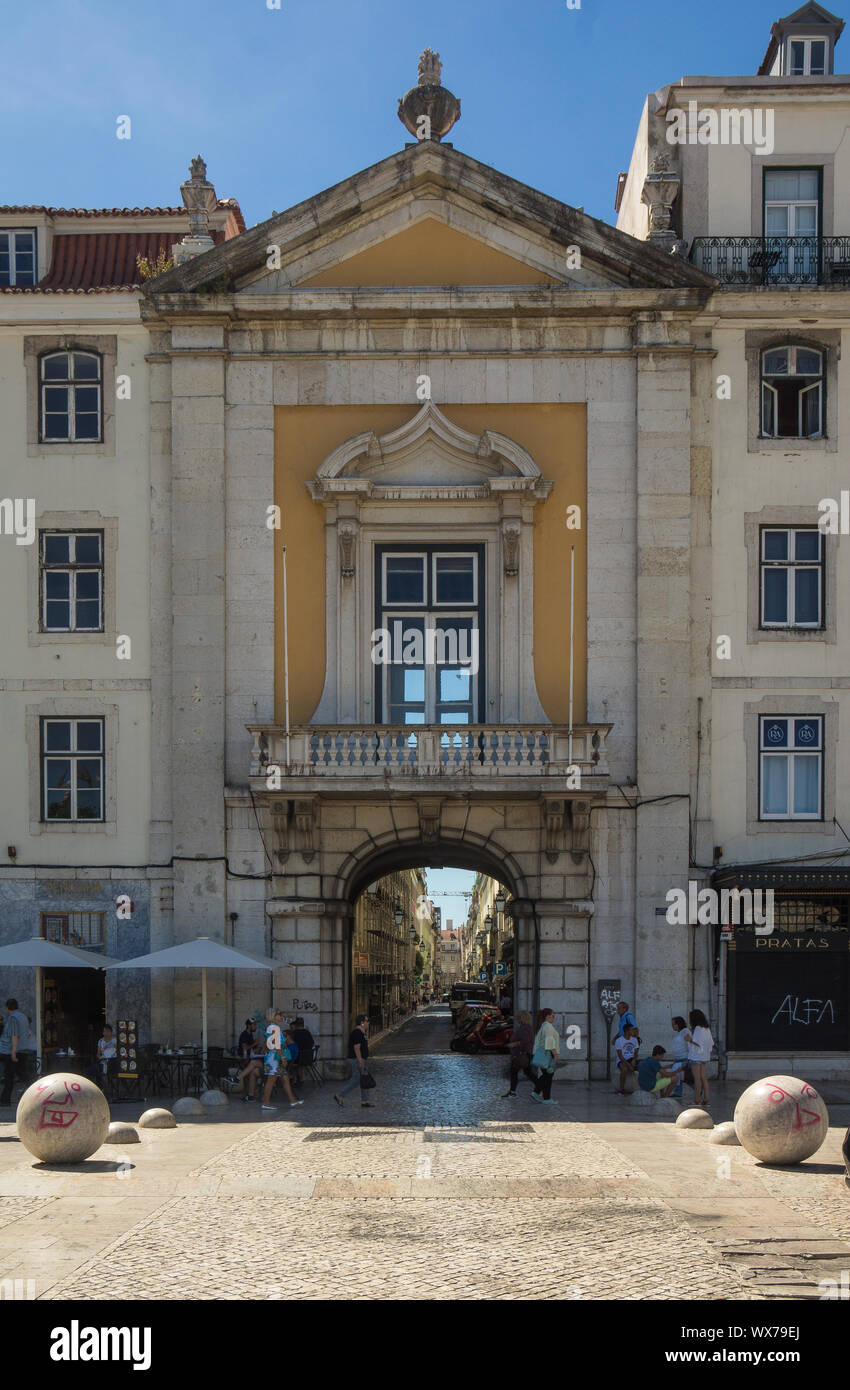 Gebäude mit arch Pass auf der anderen Seite Stockfoto