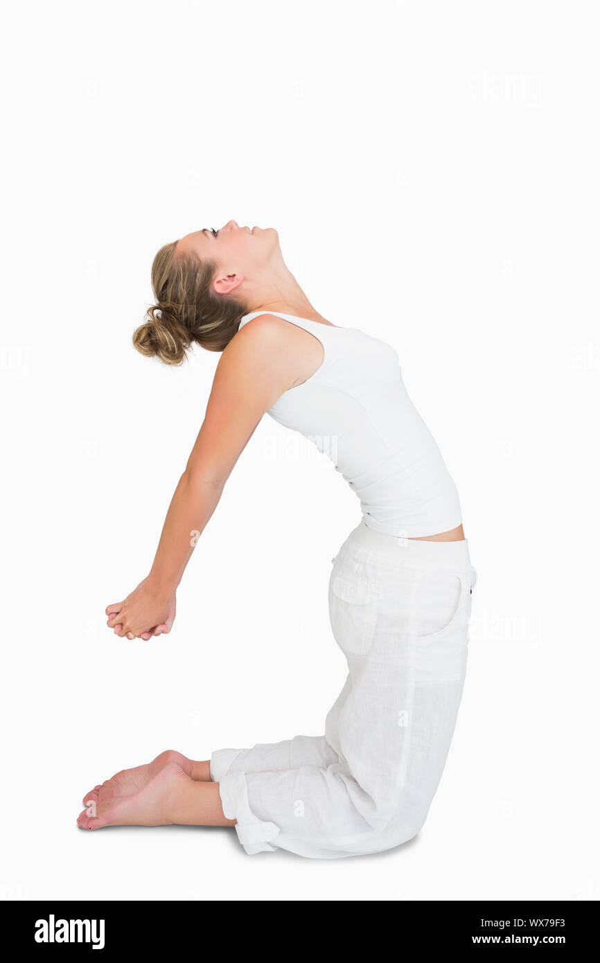 Lächelnde Frau in Kamel Yoga-pose Stockfoto