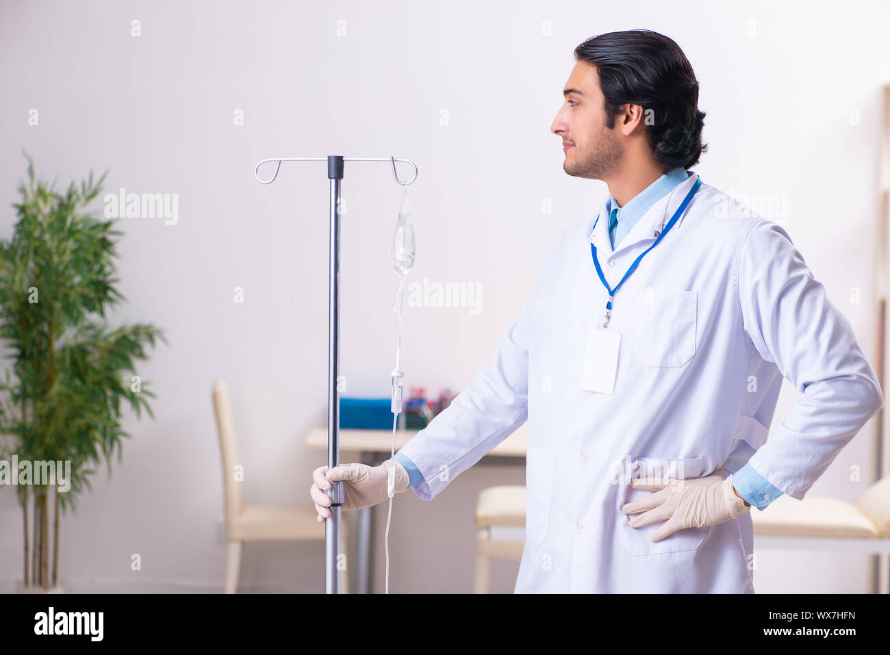 Junge männliche Arzt in der bluttransfusion Konzept Stockfoto