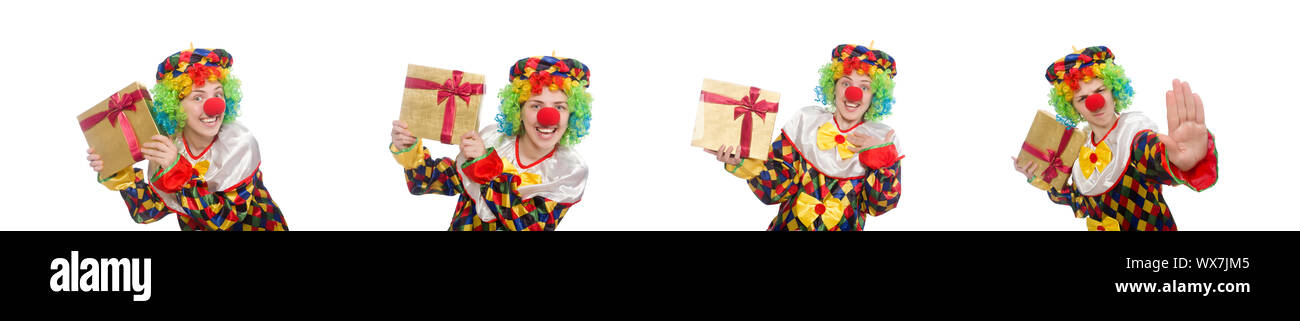 Clown mit Geschenkbox isoliert auf weiss Stockfoto