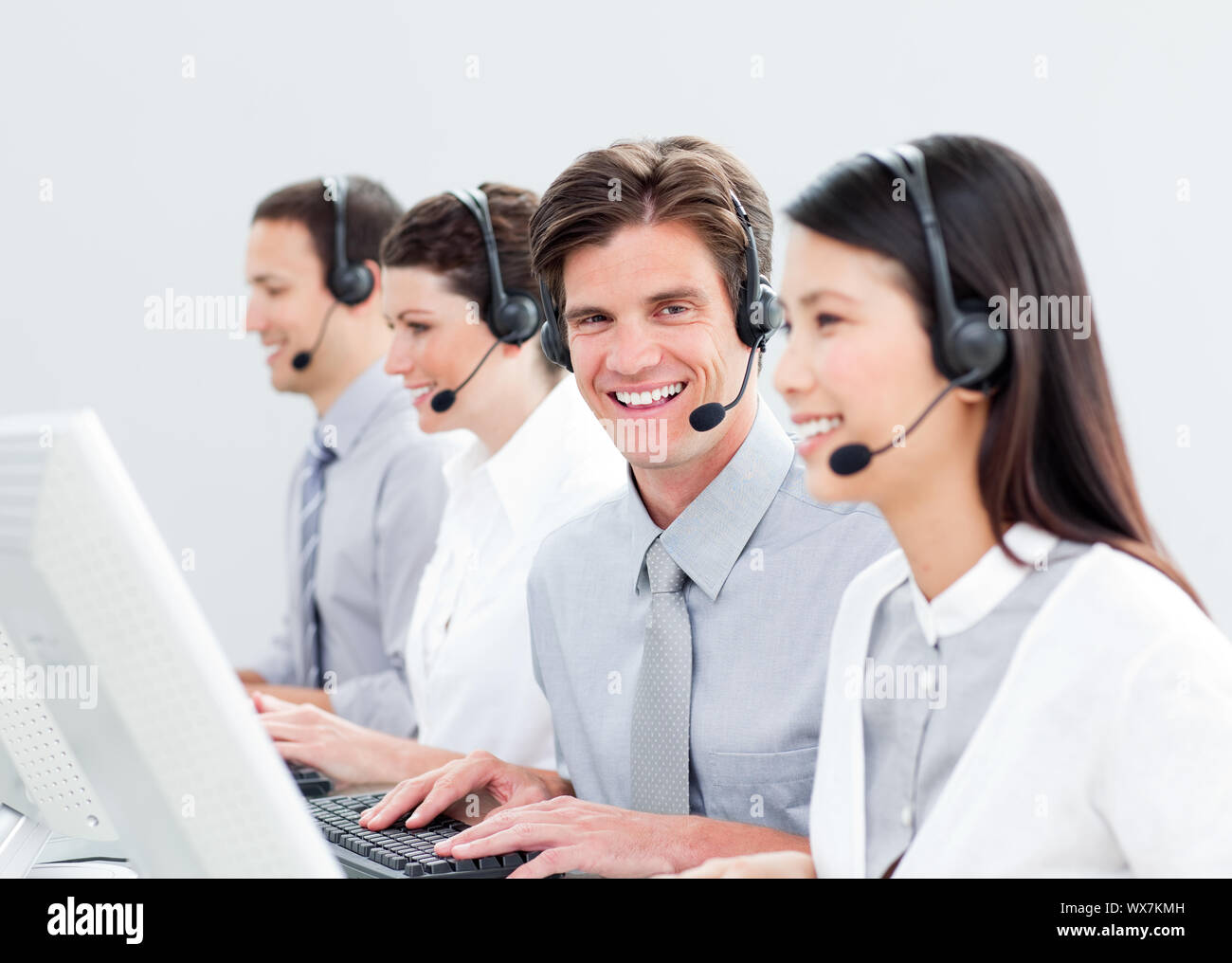 Lächelnd die Kundendienstmitarbeiter in einem Call Center Stockfoto