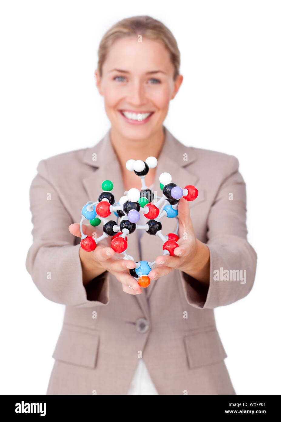 Lächelnd Geschäftsfrau Holding ein Molekül vor einem weißen Hintergrund Stockfoto