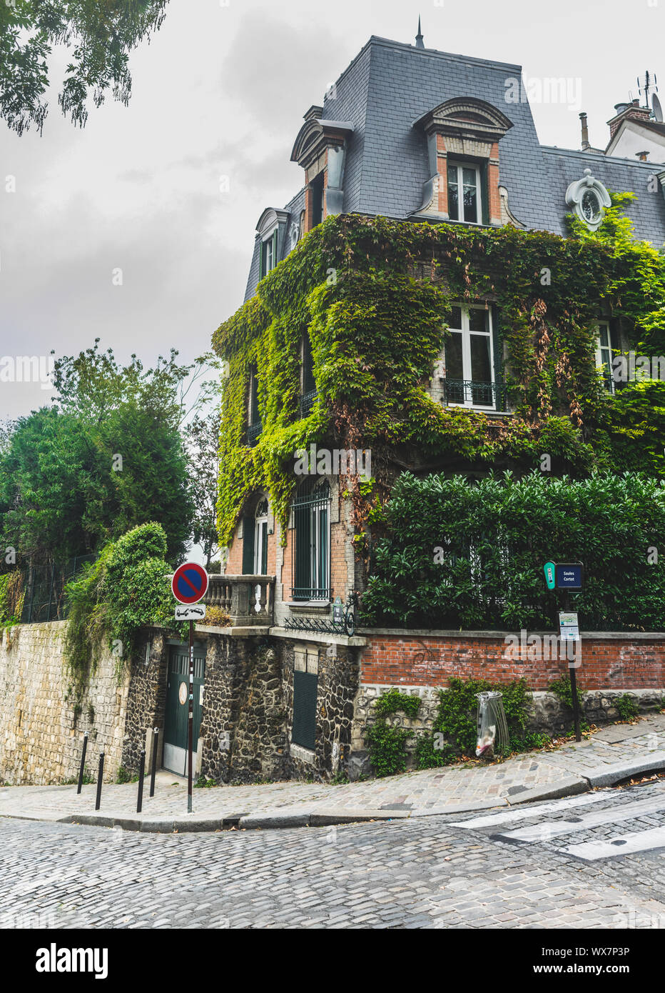PARIS, Frankreich, 02. Oktober 2018: Altes Haus bedeckt mit Efeu am Montmartre. Stockfoto