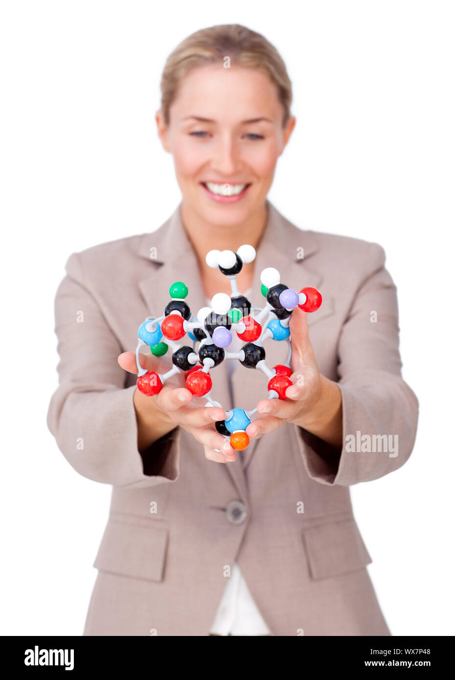 Assertive Geschäftsfrau, die ein Molekül auf weißem Hintergrund Stockfoto