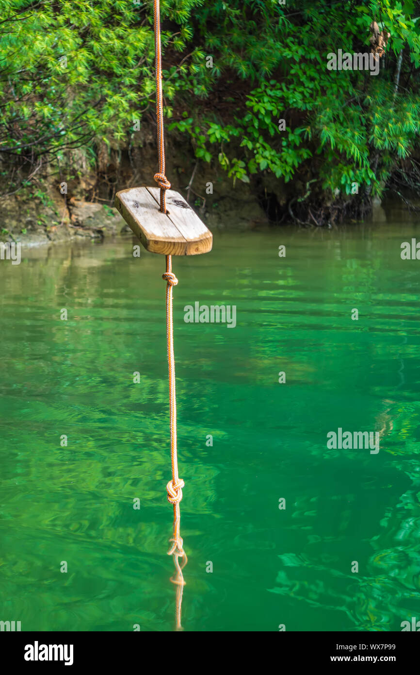 Seil schwingen über klares Wasser See in den Bergen Stockfoto