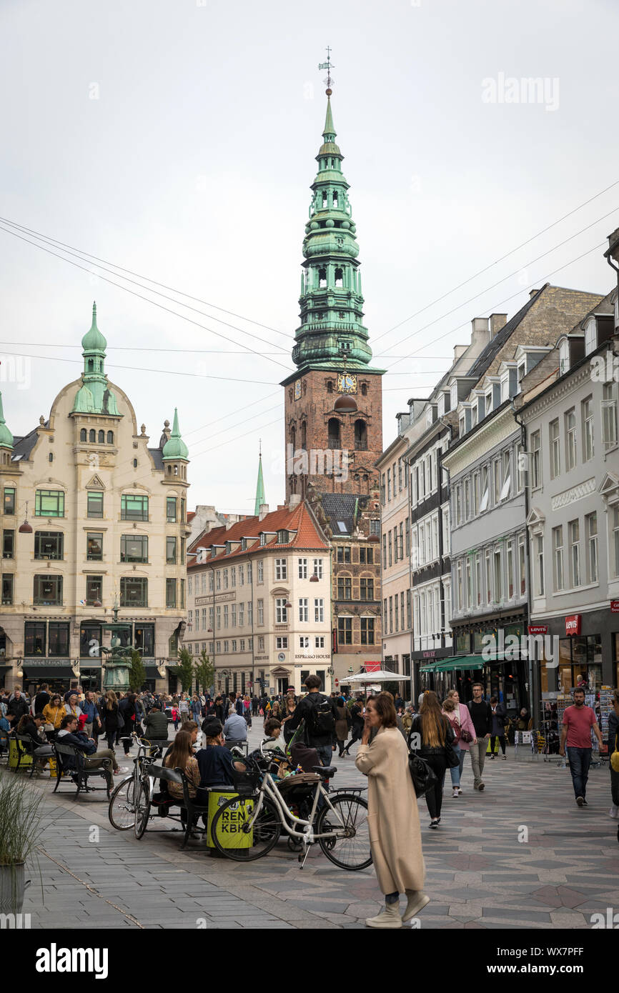 Strøget, einer der wichtigsten Einkaufsstraßen der Fußgängerzone in Kopenhagen Stockfoto