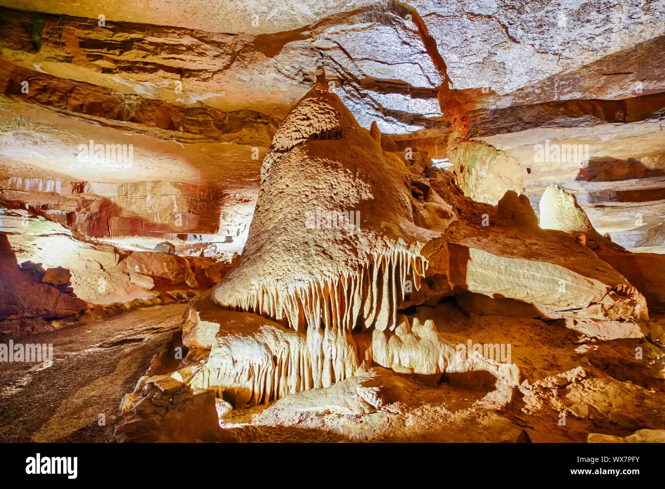 Pathway unterirdische Höhle in verbotene Höhlenforscher in der Nähe von Pigeon Forge Tennessee Stockfoto