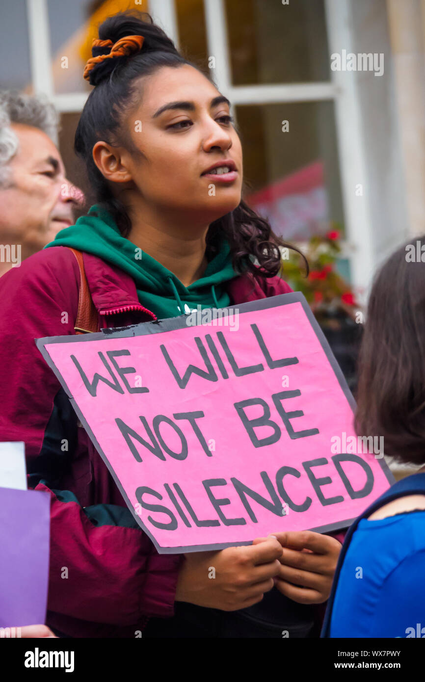 London, Großbritannien. 16.September 2019. Notfall Protest außerhalb Hackney Rathaus während einer Kabinettssitzung Statt forderte ein Ende der Schikanen und Misshandlungen von zwei Familien in Marian Gericht. Nach Shabana Teil in einem Protest im letzten Monat nahm gegen den Abriss Ihres Hauses dem Rat übermittelt ihr einen Brief, indem Sie ihr ist sie nicht mehr förderfähig rehoused zu sein. Versprechungen, die ihr von der Hackney Bürgermeister gemacht wurden gebrochen. Margaret's Mutter und Tochter haben komplexe medizinische Bedürfnisse, die der Rat versäumt haben, zu erfüllen. Peter Marshall / alamy Leben Nachrichten Stockfoto