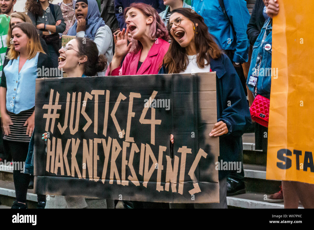 London, Großbritannien. 16.September 2019. Notfall Protest außerhalb Hackney Rathaus während einer Kabinettssitzung Statt forderte ein Ende der Schikanen und Misshandlungen von zwei Familien in Marian Gericht. Nach Shabana Teil in einem Protest im letzten Monat nahm gegen den Abriss Ihres Hauses dem Rat übermittelt ihr einen Brief, indem Sie ihr ist sie nicht mehr förderfähig rehoused zu sein. Versprechungen, die ihr von der Hackney Bürgermeister gemacht wurden gebrochen. Margaret's Mutter und Tochter haben komplexe medizinische Bedürfnisse, die der Rat versäumt haben, zu erfüllen. Peter Marshall / alamy Leben Nachrichten Stockfoto