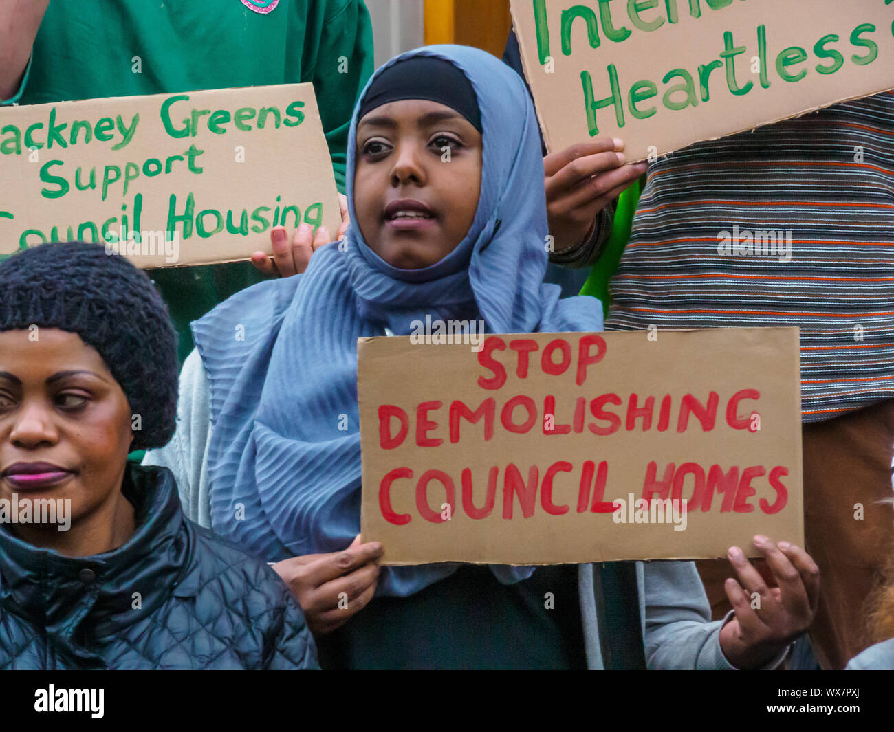 London, Großbritannien. 16.September 2019. Notfall Protest außerhalb Hackney Rathaus während einer Kabinettssitzung Statt forderte ein Ende der Schikanen und Misshandlungen von zwei Familien in Marian Gericht. Nach Shabana Teil in einem Protest im letzten Monat nahm gegen den Abriss Ihres Hauses dem Rat übermittelt ihr einen Brief, indem Sie ihr ist sie nicht mehr förderfähig rehoused zu sein. Versprechungen, die ihr von der Hackney Bürgermeister gemacht wurden gebrochen. Margaret's Mutter und Tochter haben komplexe medizinische Bedürfnisse, die der Rat versäumt haben, zu erfüllen. Peter Marshall / alamy Leben Nachrichten Stockfoto