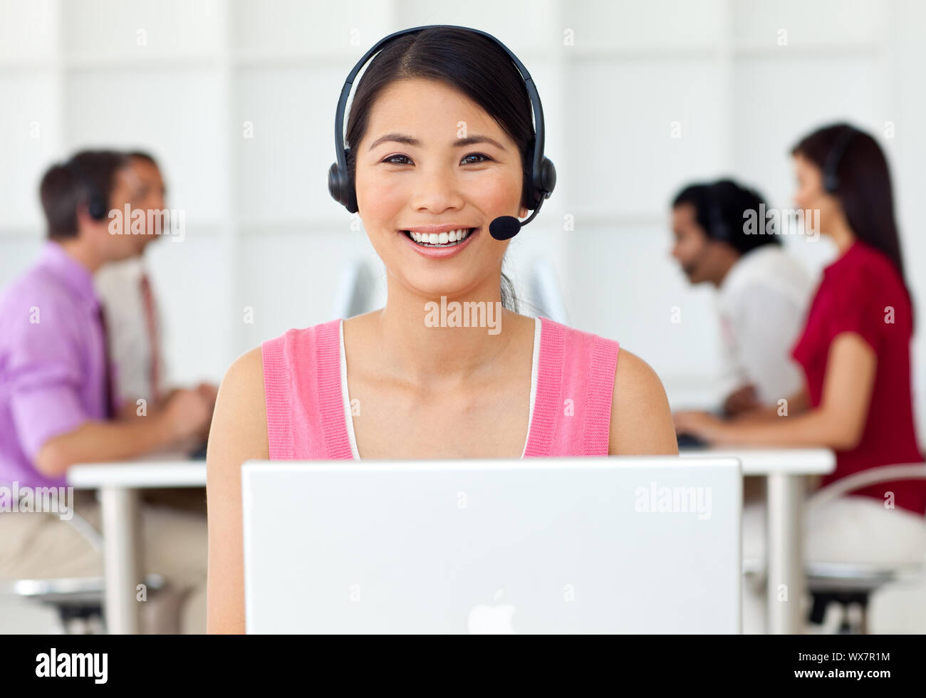 Freundliche Kundenservice mit Headset in einem Call Center Stockfoto