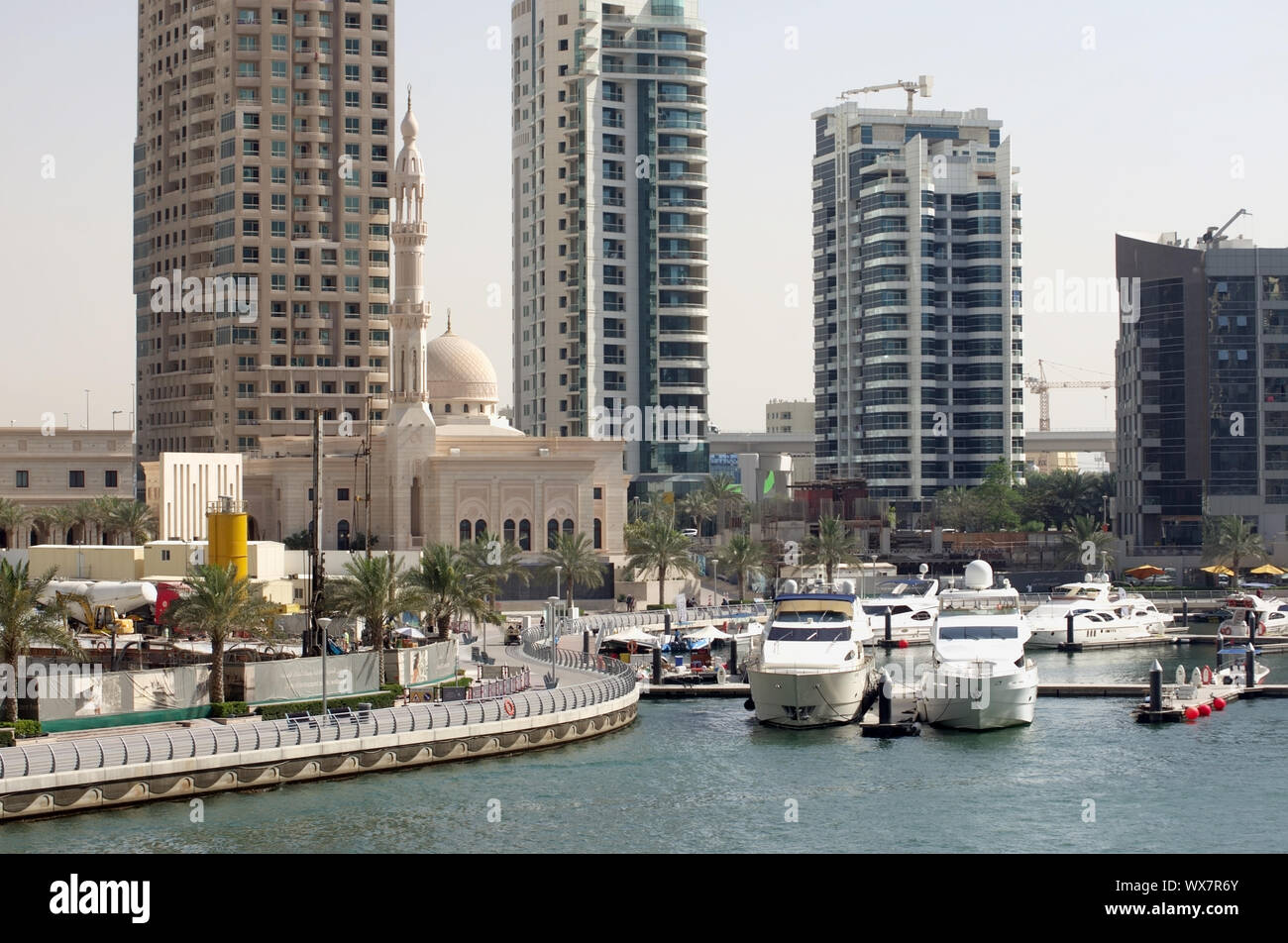Hohe neue Wohn- Wolkenkratzer und traditionellen Moschee in Dubai Stockfoto