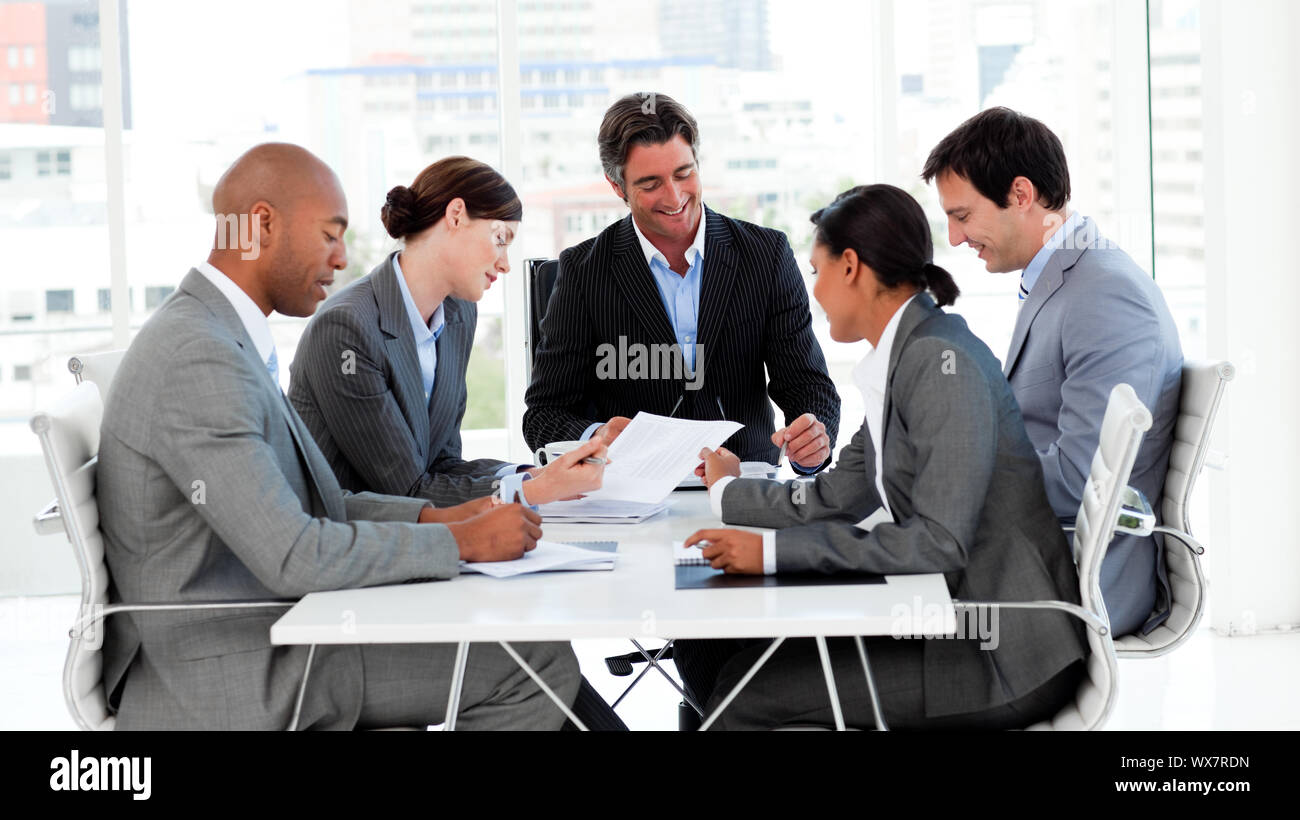 Multi-thnic Business Team diskutieren eine neue Strategie in einer Besprechung Stockfoto