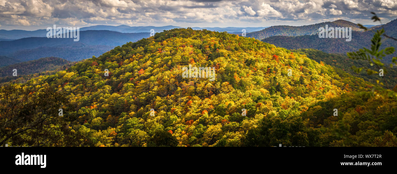 Blue Ridge und Smoky mountains Ändern der Farbe im Herbst Stockfoto
