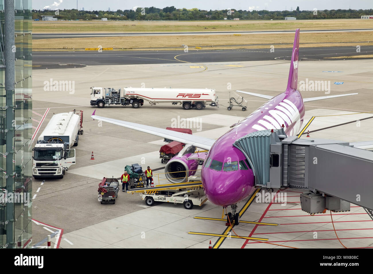 Flugzeuge in die Docking Tor, Flughafen, Düsseldorf, Nordrhein-Westfalen, Deutschland, Europa Stockfoto