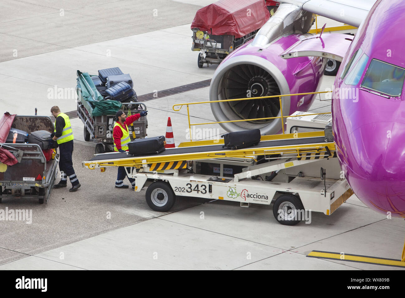 Flugzeuge in die Docking Tor, Flughafen, Düsseldorf, Nordrhein-Westfalen, Deutschland, Europa Stockfoto