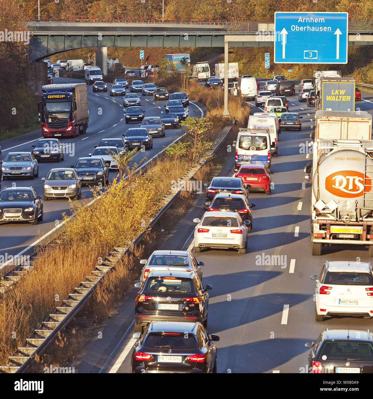 Viel Verkehr auf der Autobahn A3, Duisburg, Ruhrgebiet, Nordrhein-Westfalen, Deutschland, Europa Stockfoto