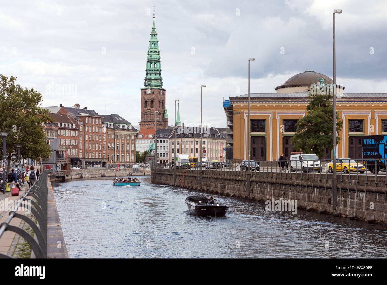 Die nybrogade Kanal in Kopenhagen, mit dem Thorvaldsens Museum auf der rechten, und die Nikolaj Contemporary Art Center, in einer umgebauten Kirche, Mitte Stockfoto
