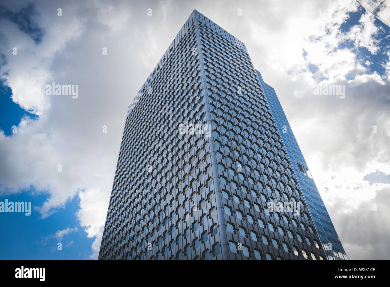 PARIS, Frankreich, 02. Oktober 2018: Skyscraper Glasfassaden auf einem hellen, sonnigen Tag mit Sonnenstrahlen in den blauen Himmel. Moderne Gebäude in Paris business distr Stockfoto