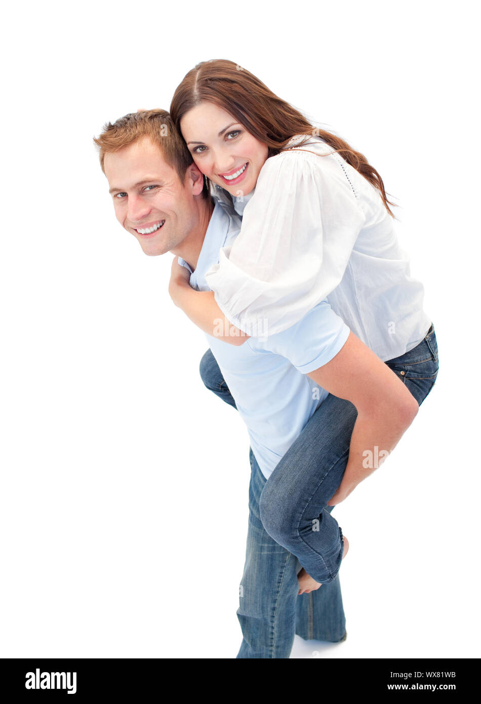 Charmanter Mann geben seine Freundin Huckepack nehmen Fahrt auf einem weißen Hintergrund Stockfoto