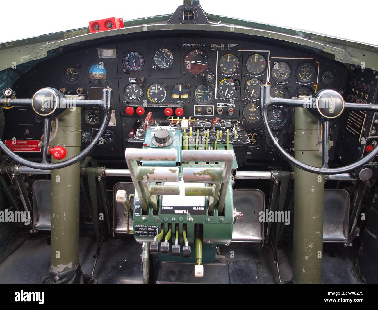 Anzeigen einer Boeing B-17 Cockpit in einem restaurierten Flugzeuge aus dem Zweiten Weltkrieg 2. Zeigt die Komplexität und die Fähigkeiten dieses Flugzeug zu fliegen. Stockfoto