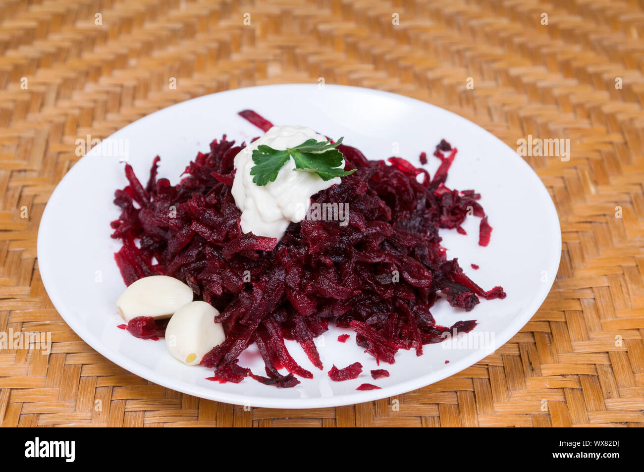 Geriebene rote Rüben mit Knoblauch in einen Teller auf dem Tisch close-up Stockfoto