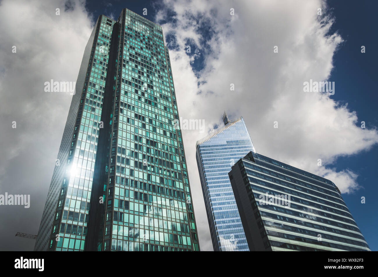 PARIS, Frankreich, 02. Oktober 2018: Skyscraper Glasfassaden auf einem hellen, sonnigen Tag mit Sonnenstrahlen in den blauen Himmel. Moderne Gebäude in Paris business distr Stockfoto