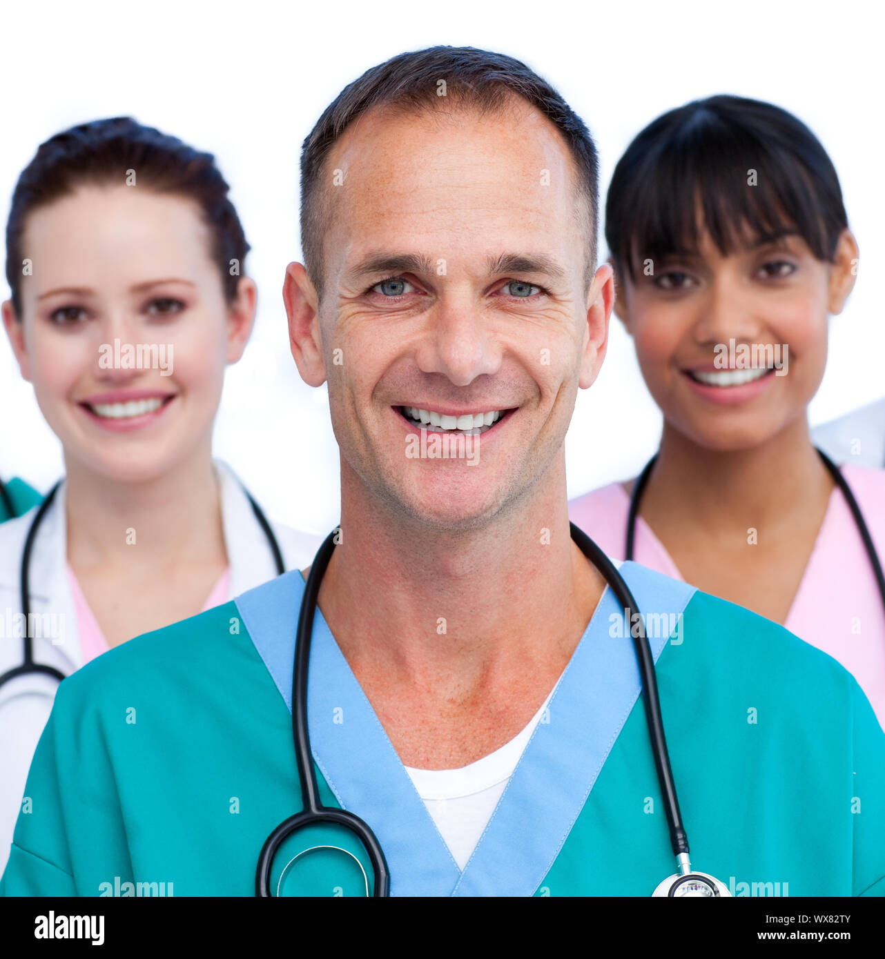 Porträt eines männlichen Arztes und seinem Ärzteteam vor einem weißen Hintergrund Stockfoto